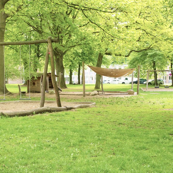 Im Außengelände gibt es außerdem mehrere Schaukeln, eine Sandkiste und ein Spielhaus