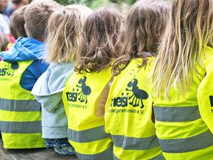 Unsere Kinder tragen stolz ihre Westen vom Förderverein